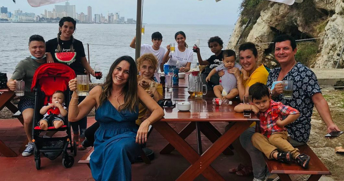 Tahimí Alvariño, Coralita Veloz y su familia en Cuba © Instagram / Tahimí Alvariño