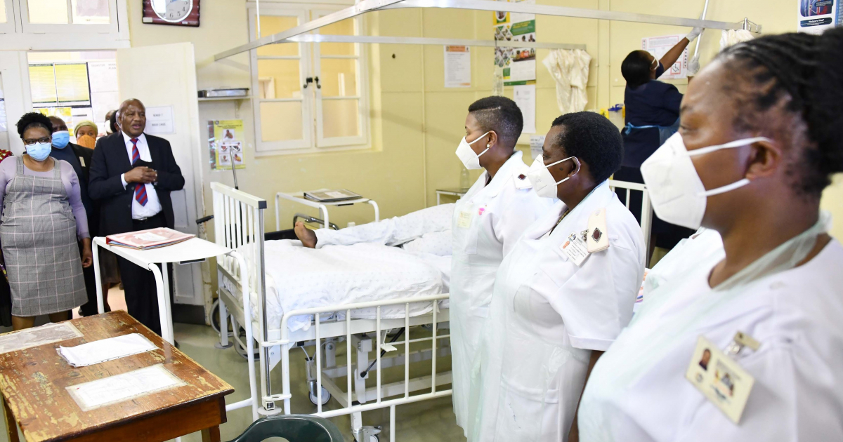 El ministro de la Presidencia, el Sr.Jackson Mthembu, visita el hospital del distrito de Harry Gwala para evaluar la respuesta del gobierno a la pandemia de COVID-19 © Flickr / GobiernoZA 