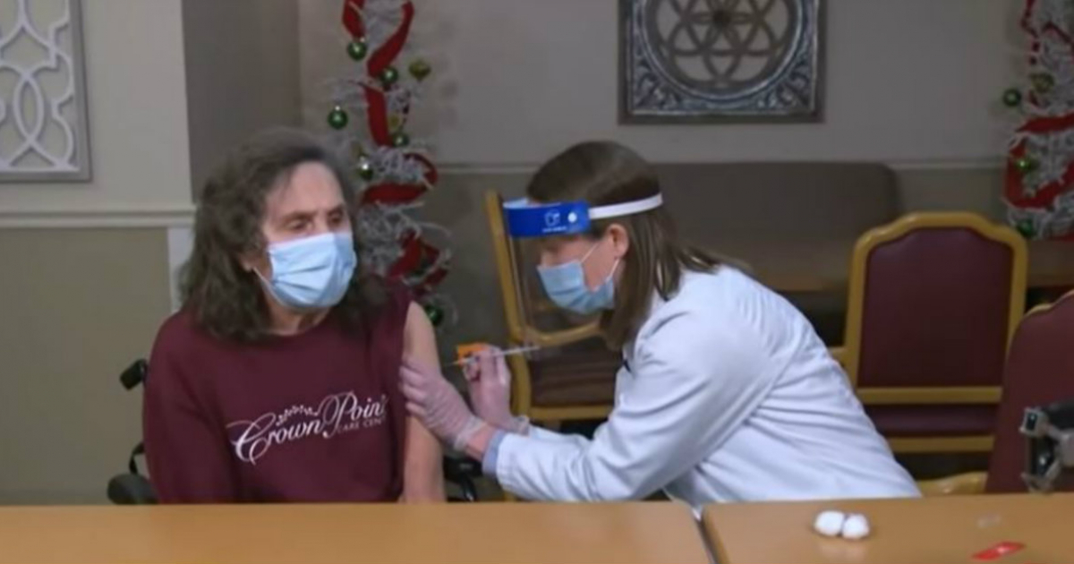 Anciana es vacunada en EE.UU. contra el coronavirus © YouTube/screenshot-Good Morning America