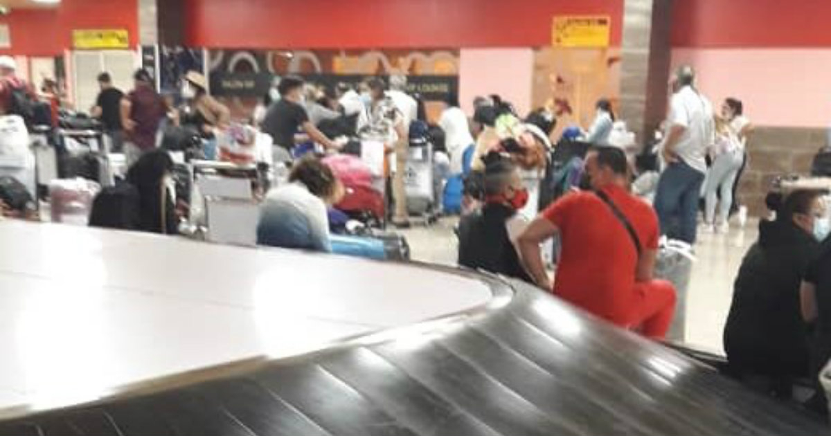 Grupo de viajeros en espera de que les pesen el equipaje en el Aeropuerto de La Habana, este lunes © Cortesía para CiberCuba