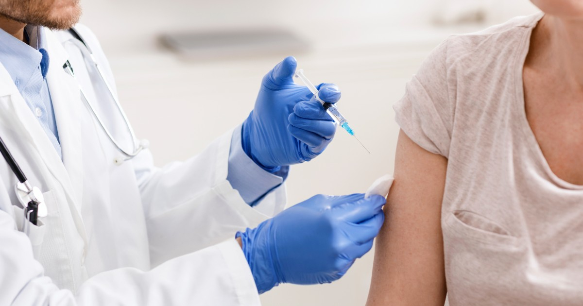 Persona siendo vacunada (Imagen de referencia) © <a href="https://sp.depositphotos.com/">Depositphotos</a>