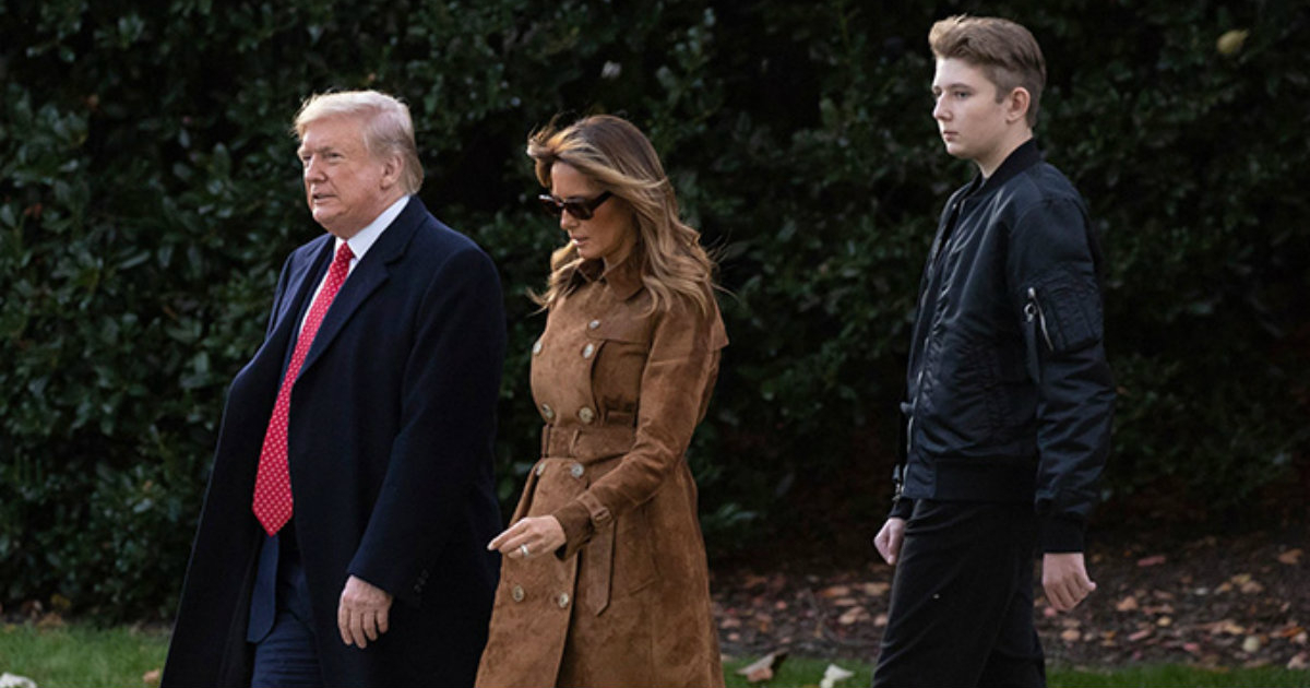 Donald Trump junto a Melania y al hijo de ambos, Barron © Twitter James/Nava