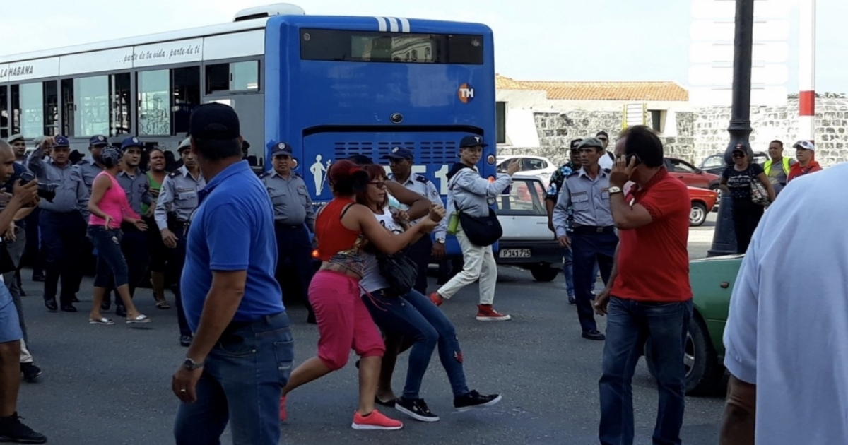 Policía reprime manifestación pacífica en La Habana (imagen de referencia) © Twitter / Luz Escobar