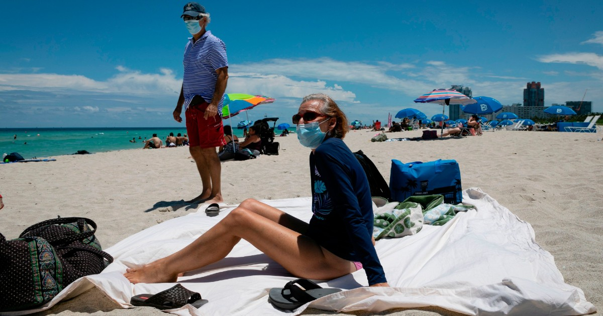 Bañistas en playas de Florida © Twitter / WFLA NEWS