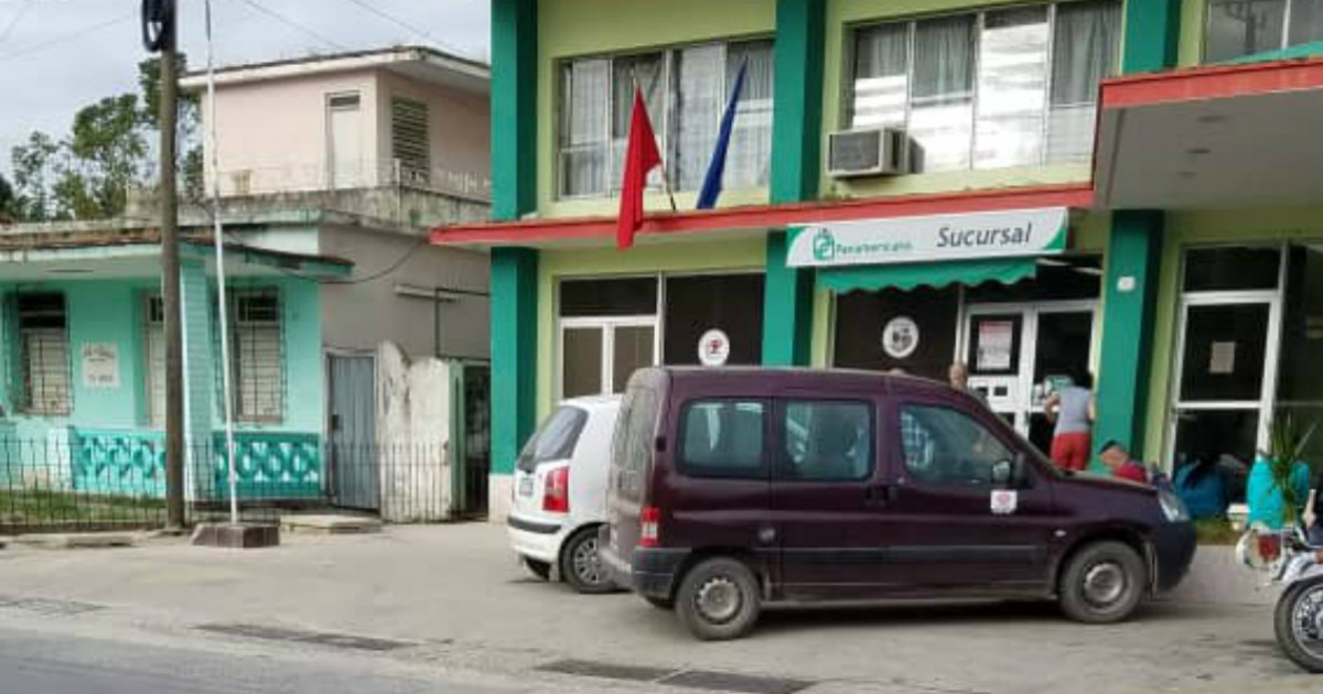 Tienda MLC, junto a la corporación CIMEX, en Pinar del Río. © CiberCuba