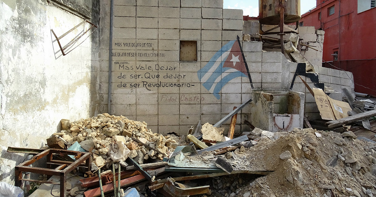 Bandera cubana rodeada de escombros, en una imagen de archivo. © CiberCuba