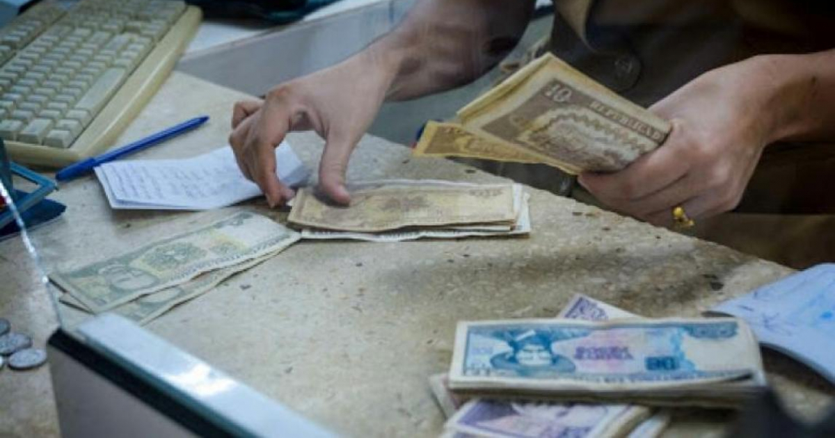 Empleada cubana cuenta dinero (Imagen referencial) © ACN