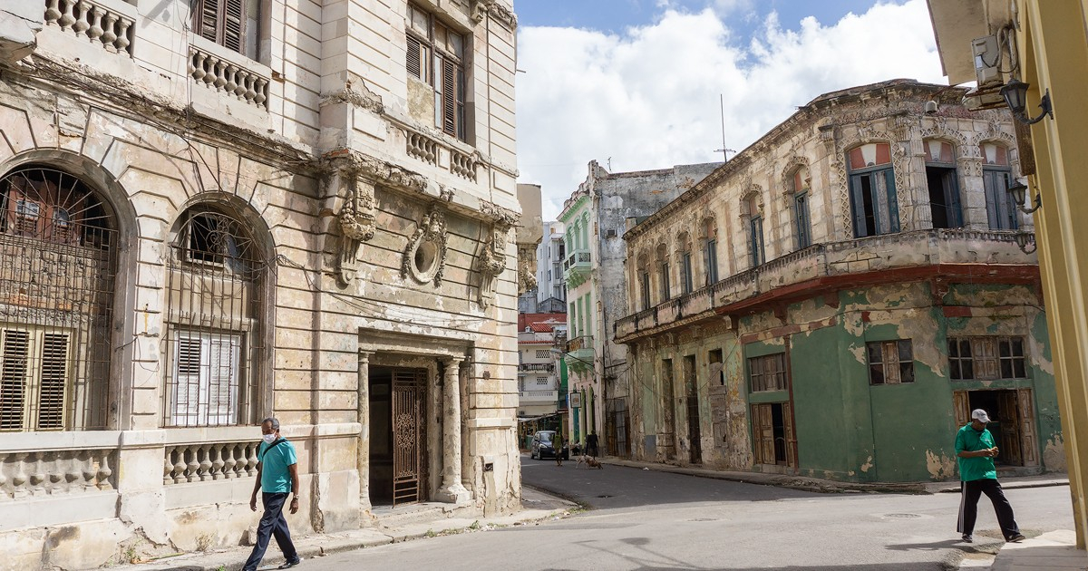 Cubanos caminando por Calle Genio e Industria © CiberCuba