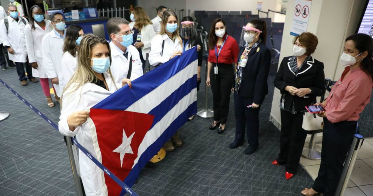 Médicos cubanos a su arribo a Panamá © Twitter/MINSA