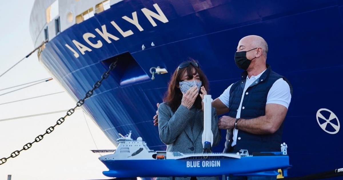 Jeff Bezos y su madre en la ceremonia de bautizo del barco © Instagram / Jeff Bezos