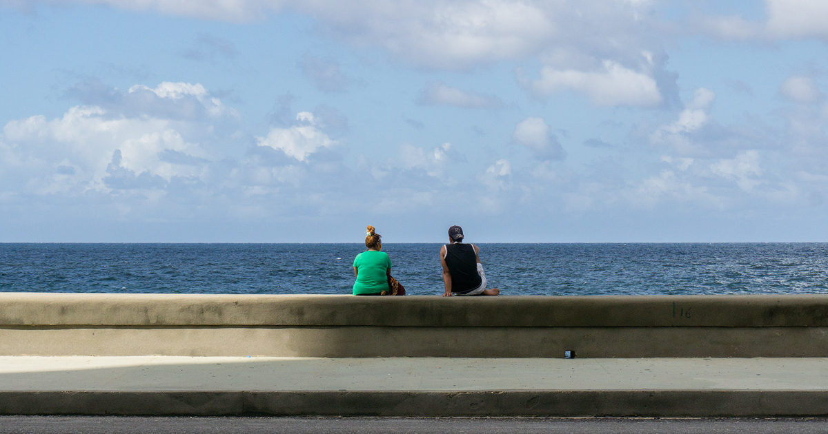 Cubanos mirando el horizonte desde el Malecón de La Habana (Imagen de referencia) © CiberCuba