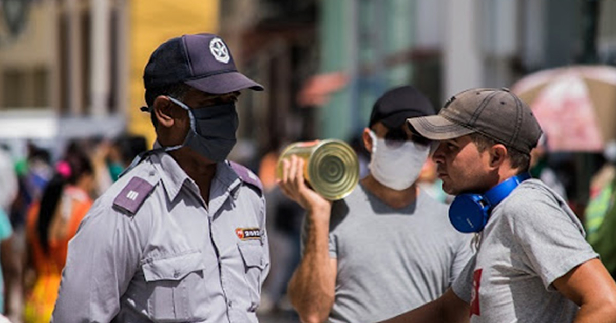 Policía cubano frente a un ciudadano © Jiribilla.cu