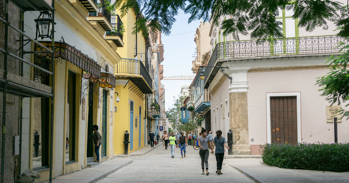 Personas caminando por una calle de La Habana Vieja © CiberCuba