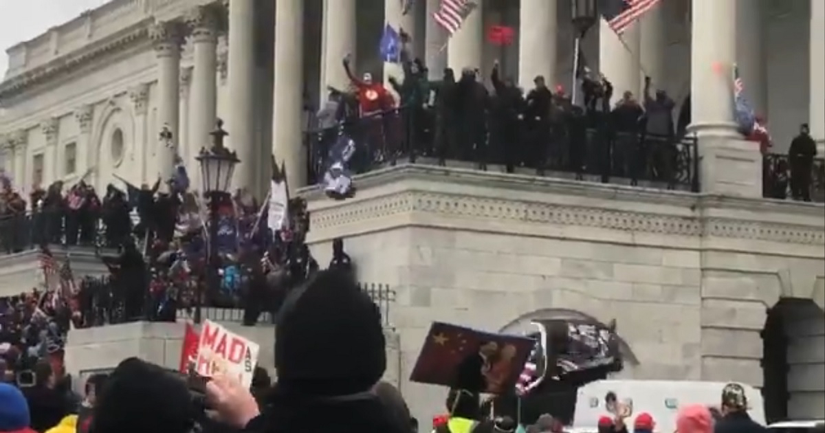 Protestantes fuera del Capitolio de Estados Unidos. © Twitter / Captura de video