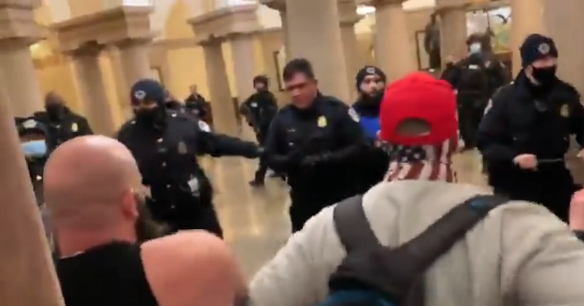 Policía enfrenta a protestantes en el interior del Capitolio. © Twitter / REASON TDE