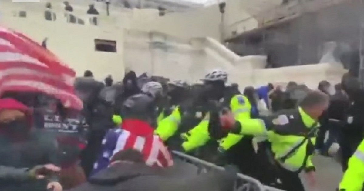 La policía del Capitolio se enfrenta a los manifestantes pro Trump. © Captura de video de CNN
