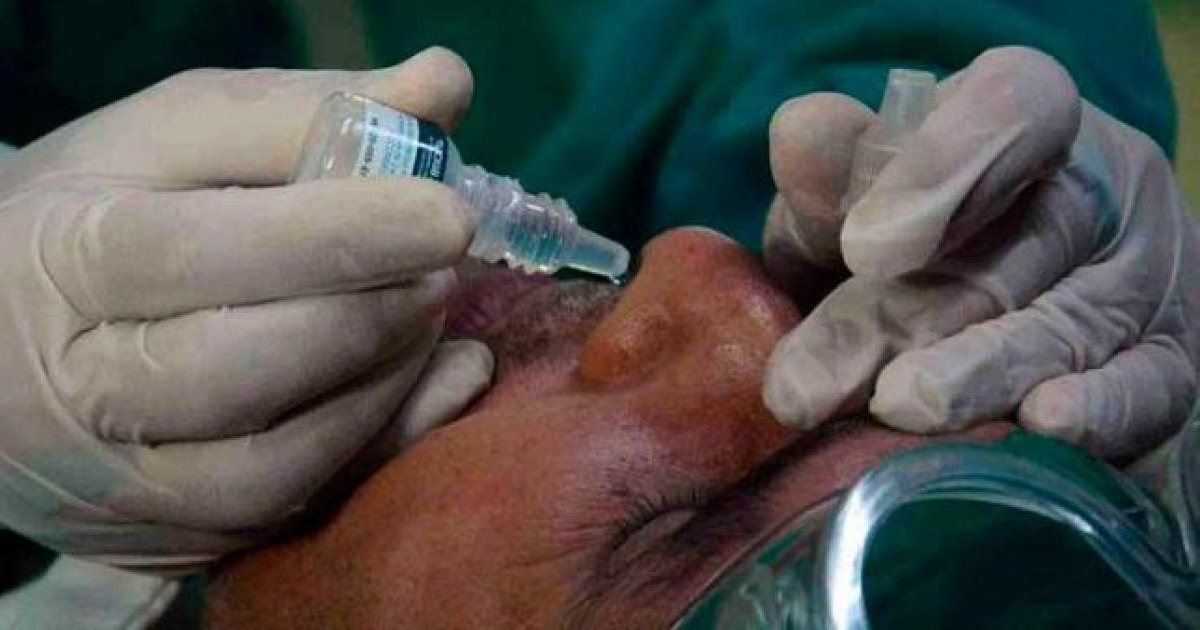 Paciente recibe gotas nasales © Trabajadores/ Osvaldo Gutiérrez 