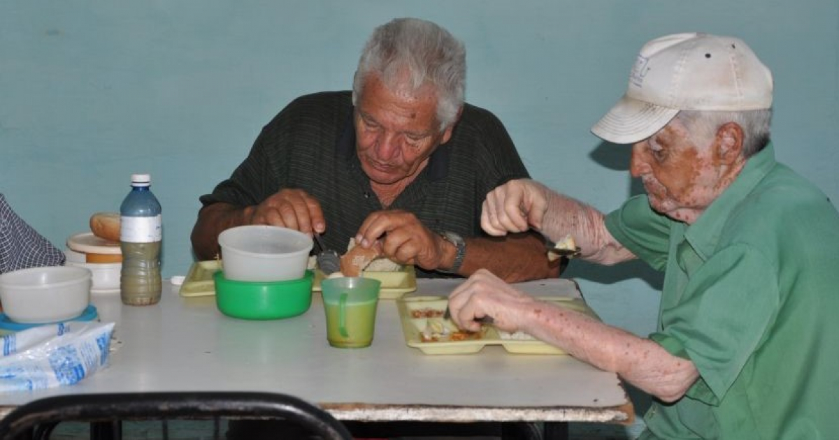 Ancianos cubanos en comedores del SAF © Vicente Brito/ Escambray