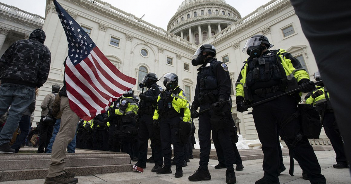 Oficiales de la Policía del Capitolio © Twitter / Bruce Leshan