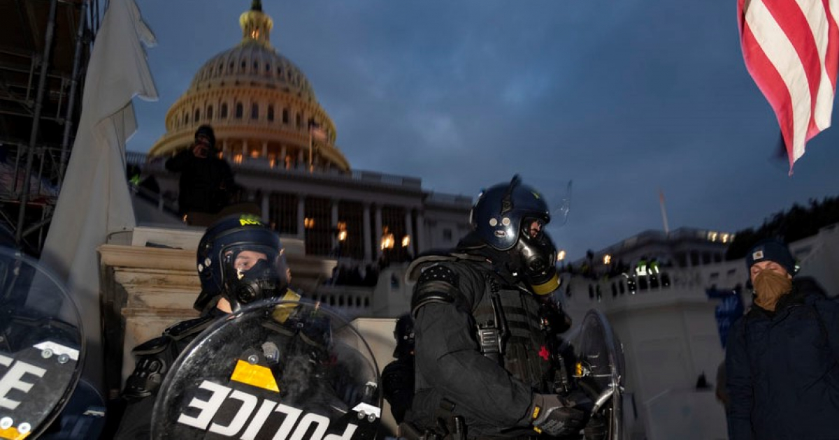 Policías protegen el Capitolio de las protestas © Flickr / Blink O'fanaye
