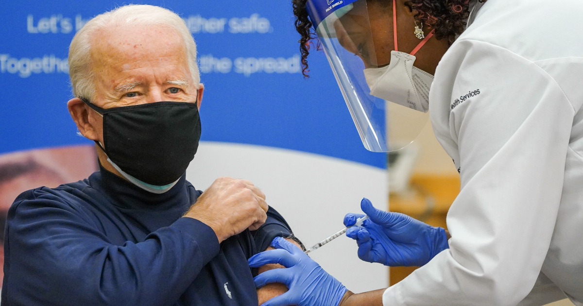 Biden se vacuna contra el coronavirus © Twitter / Joe Biden