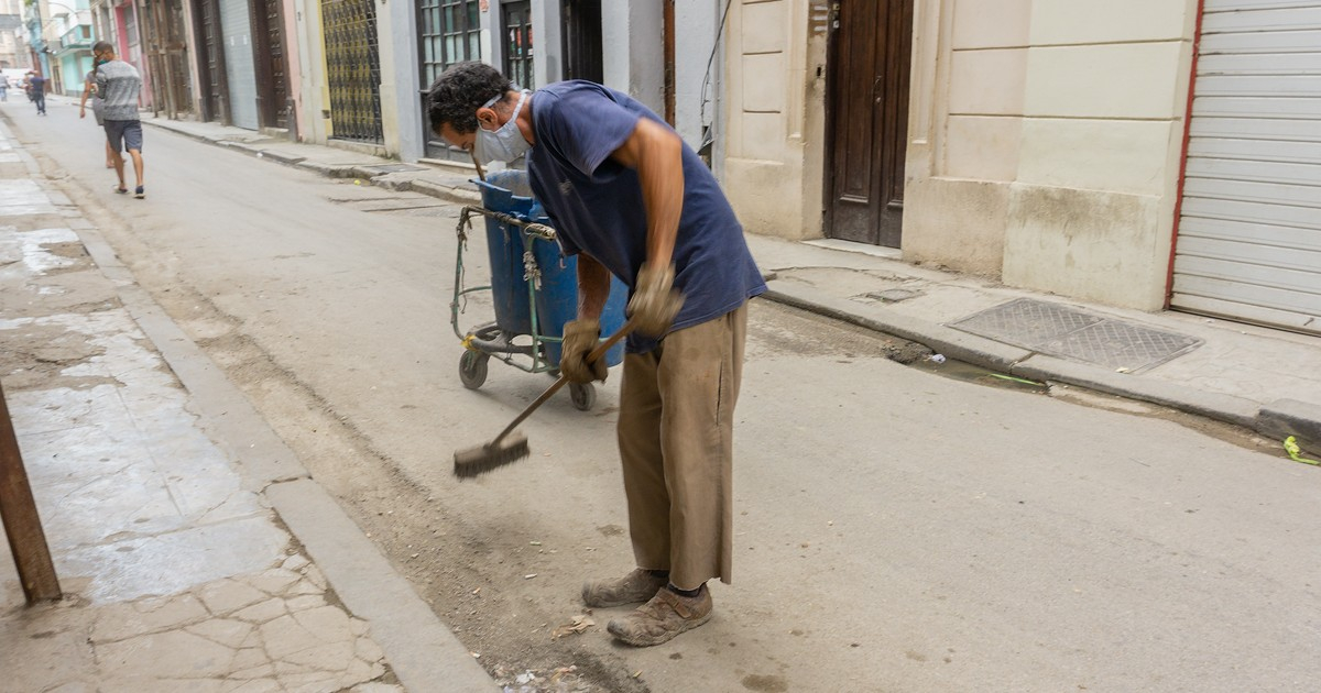 Barrendero con nasobuco en La Habana (Imagen de referencia) © CiberCuba
