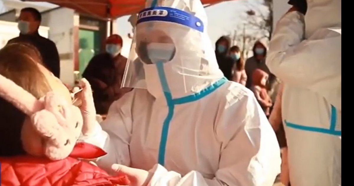 Personal médico realiza PCR a ciudadanos en Shijiazhuang © Captura de video en Youtube CGTN en Español