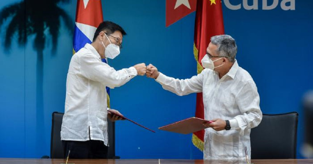 Embajador de China, Chen Xi, y viceministro primero de Exteriores de Cuba, Marcelino Medina González. © Granma / Ariel Cecilio Lemus