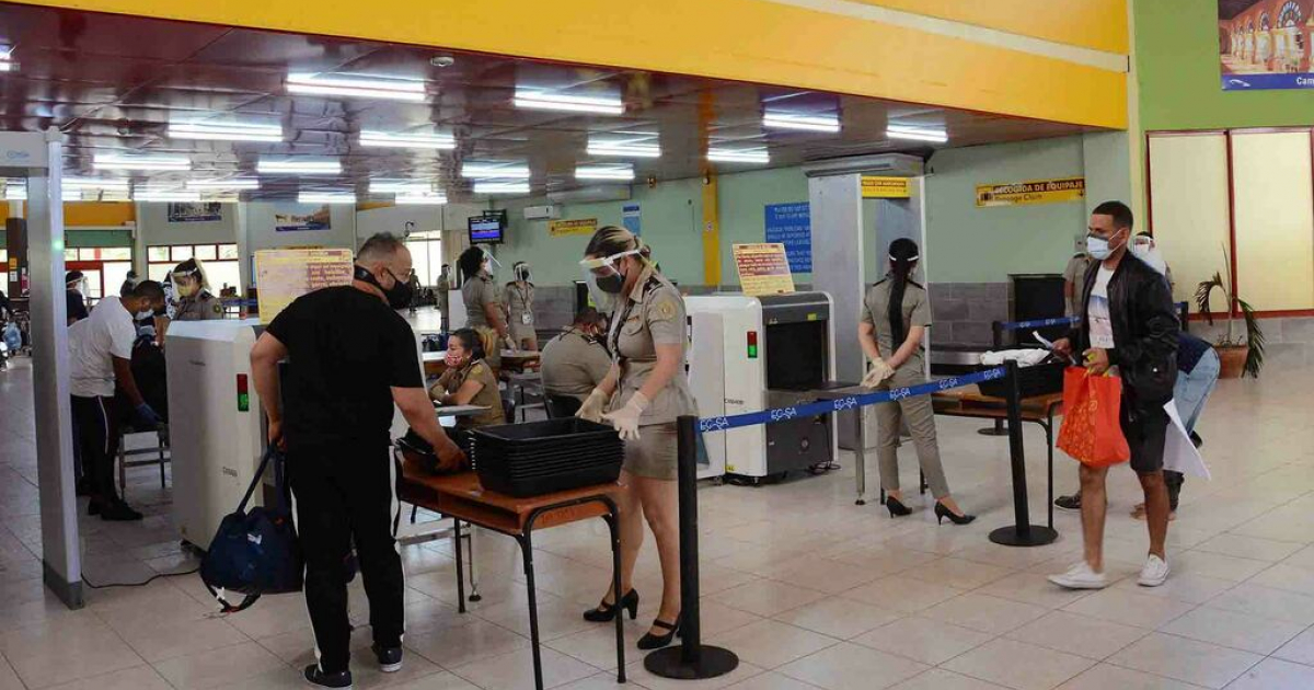 Viajeros internacionales en Aeropuerto de Camagüey (imagen archivo) © ACN.cu