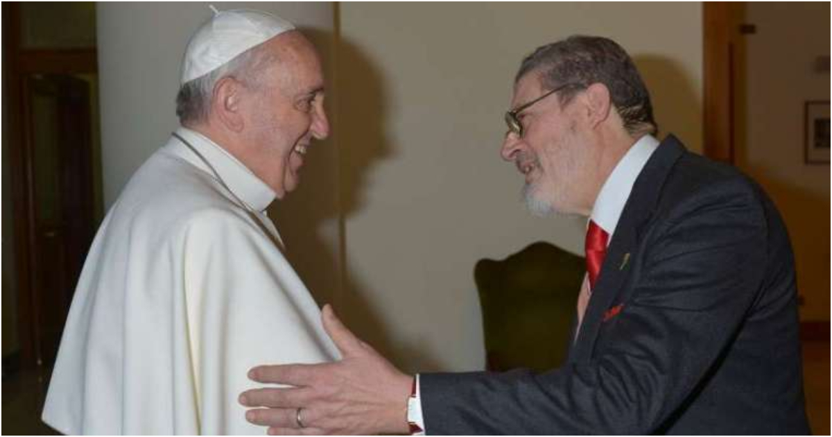 El papa Francisco y Fabrizzio Soccorsi (su médico) © medios vaticanos / CNA