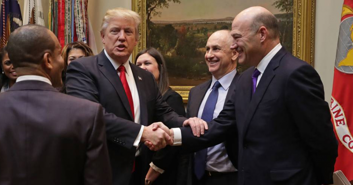 Trump saluda a Gary Cohn, número dos del grupo financiero Goldman Sachs © Flickr/White House