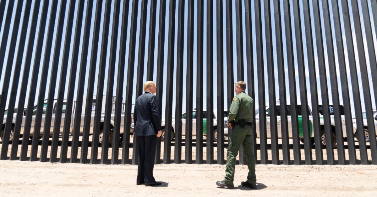 Donald Trump en el muro fronterizo entre EE.UU. y México (referencia) © Twitter/Casa Blanca