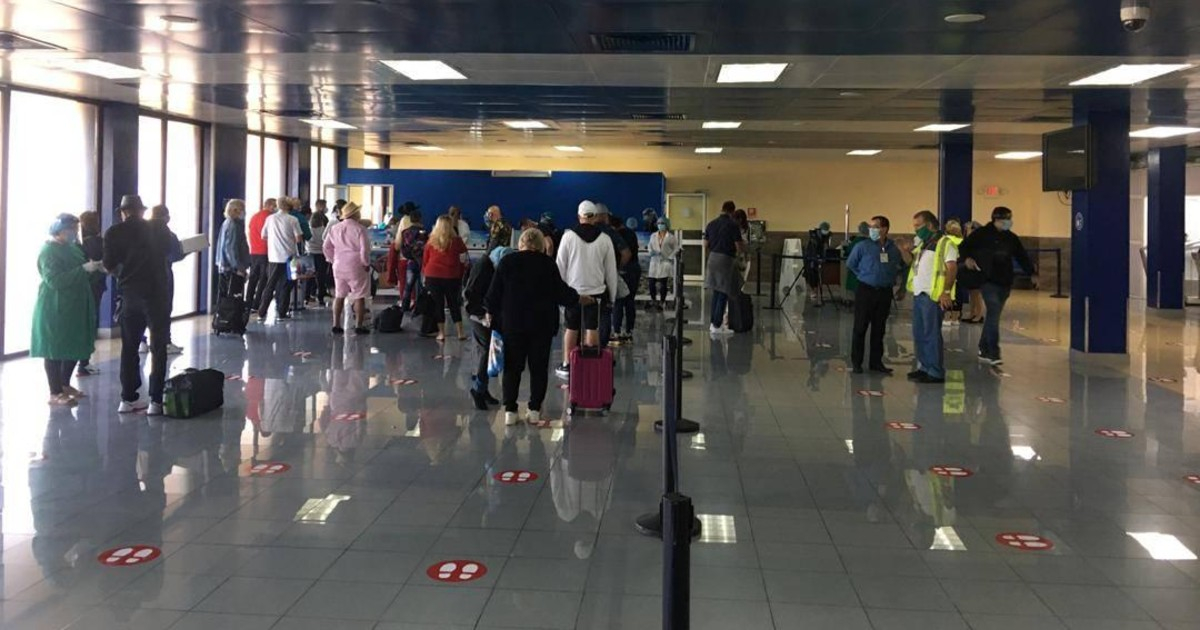 Viajeros llegan al aeropuerto en La Habana (Imagen de archivo) © Facebook / Empresa Cubana de Aeropuertos y Servicios Aeroportuarios S.A.