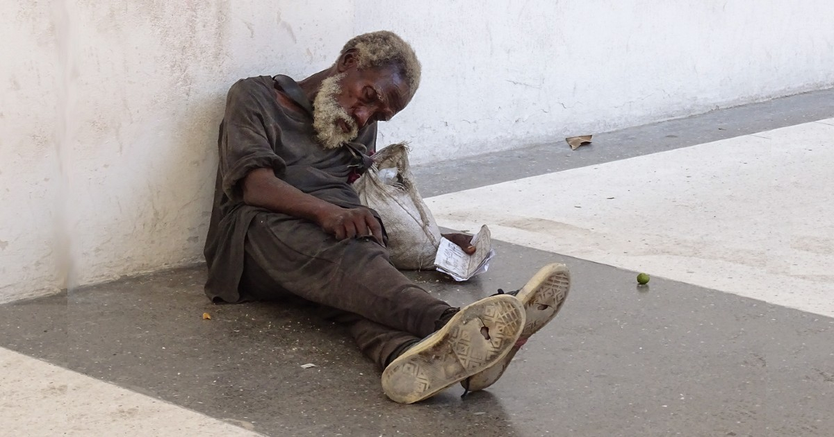 Un anciano, tirado junto al Museo de Bellas Artes, de La Habana. Foto tomada el 9 de septiembre de 2019. © CiberCuba