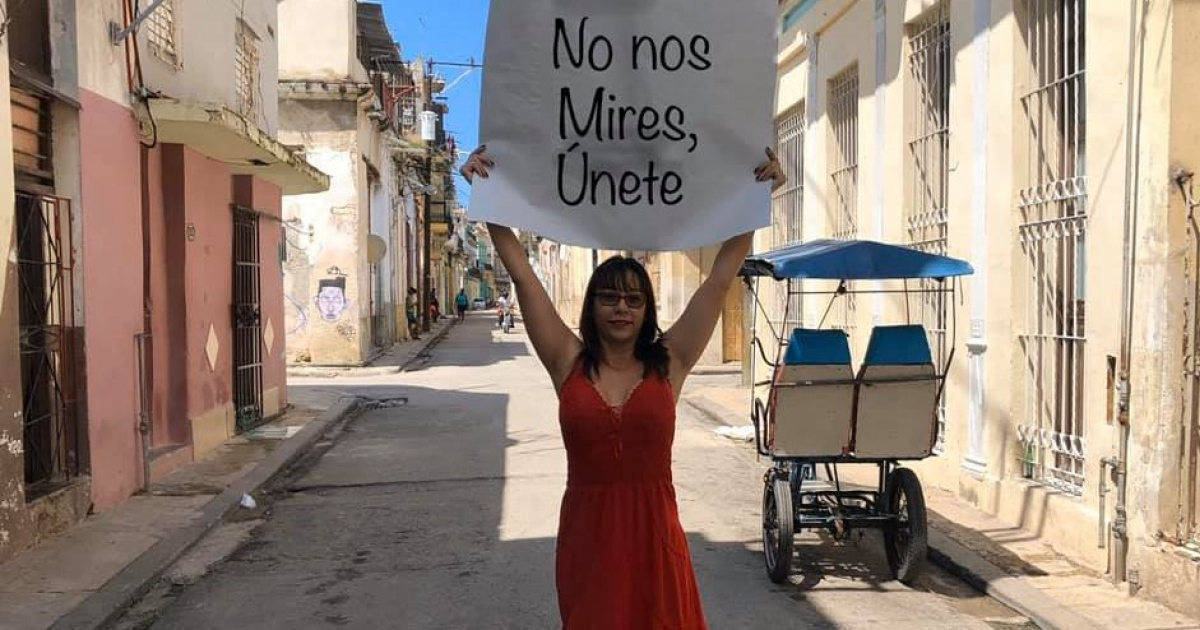 Iliana Hernández portando un cartel en La Habana, con el mensaje: "No nos mires, únete" © Facebook/Iliana Hernández