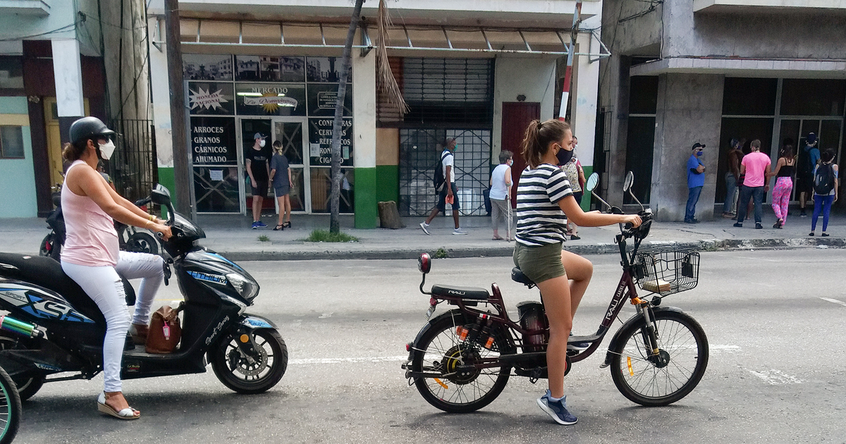 Personas con nasobuco en La Habana © CiberCuba