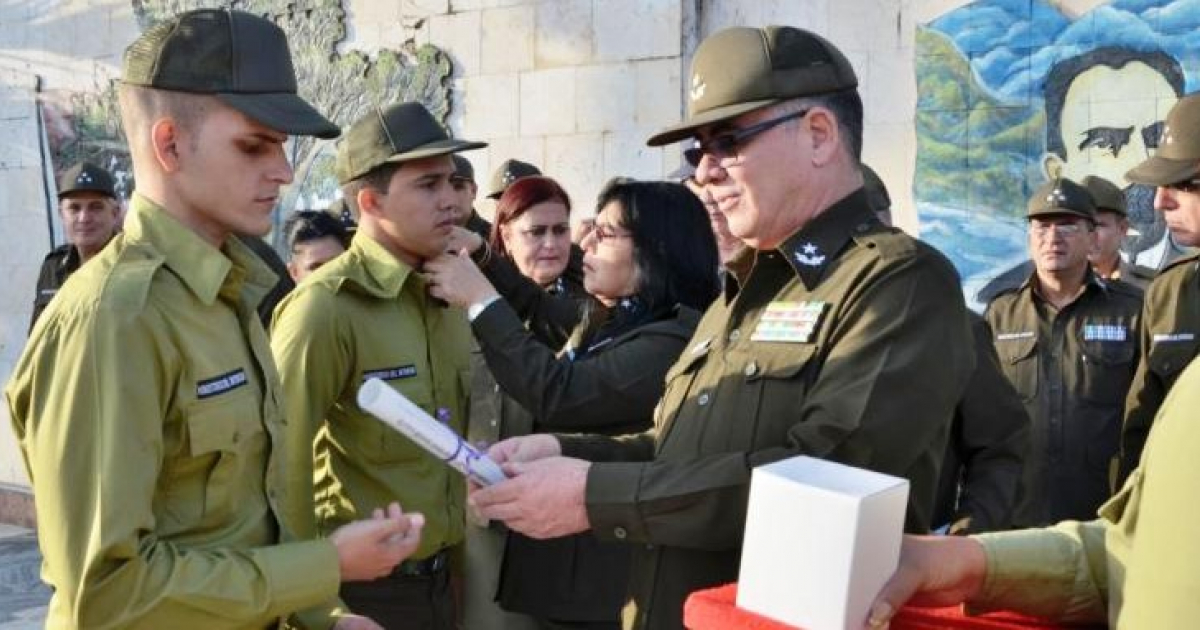 General de Brigada Lázaro Alberto Álvarez Casas en un acto de graduación de cadetes del Ministerio del Interior (MININT)) © MININT