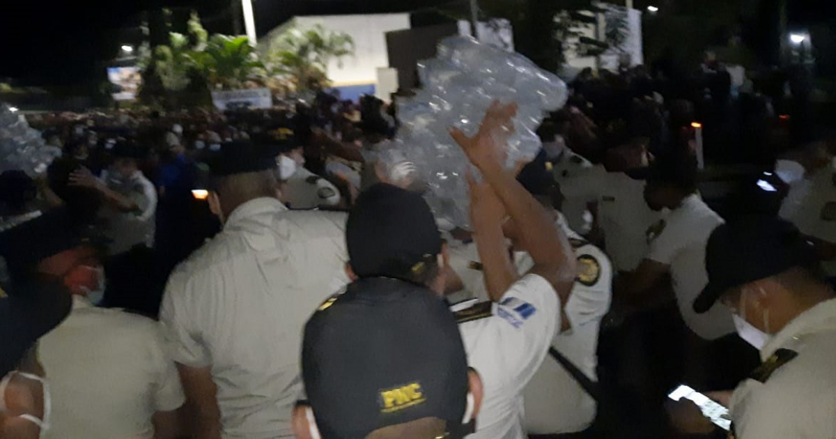 Policía de Guatemala asiste a migrantes en El Florido © Twitter / PNC de Guatemala
