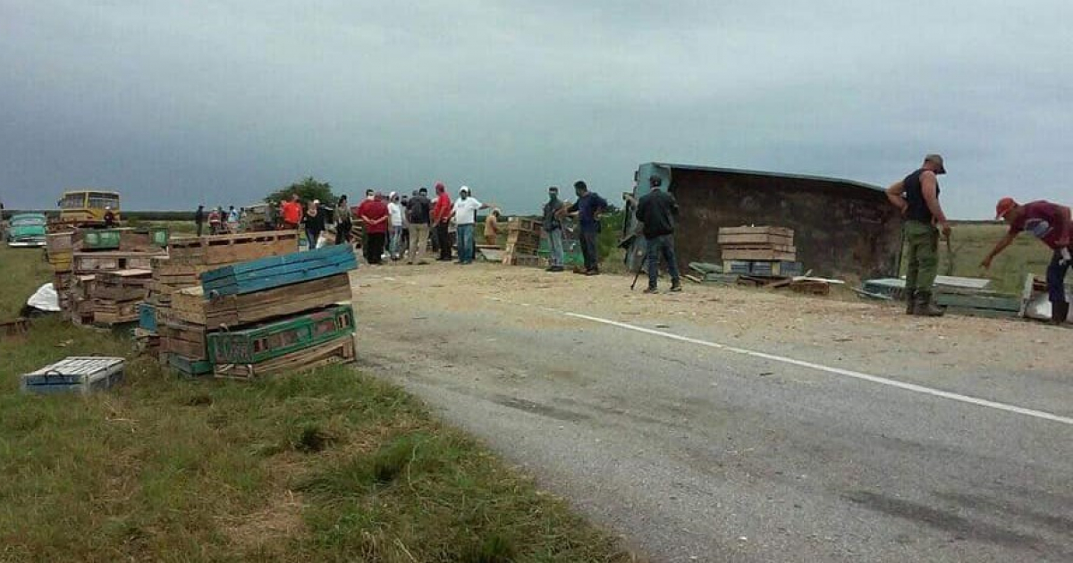 Se vuelca camión que transportaba palomas en Camagüey © Facebook (Accidentes autobuses y camiones...)