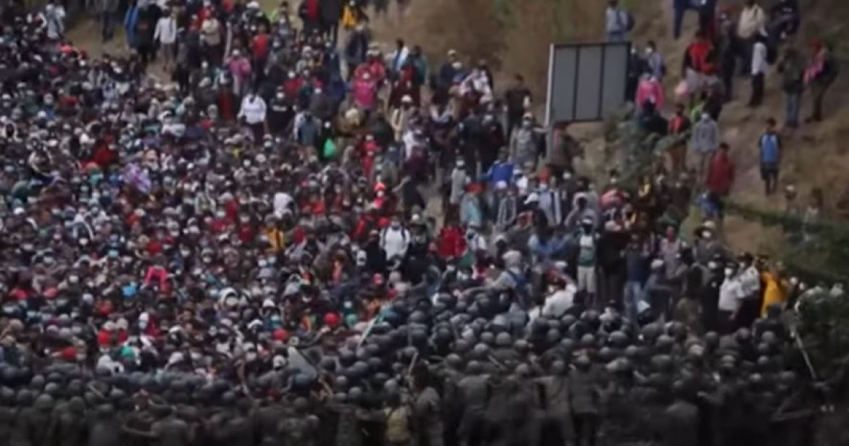 Fuerzas de seguridad de Guatemala se enfrentan a los migrantes © YouTube/screenshot-dwEspañol