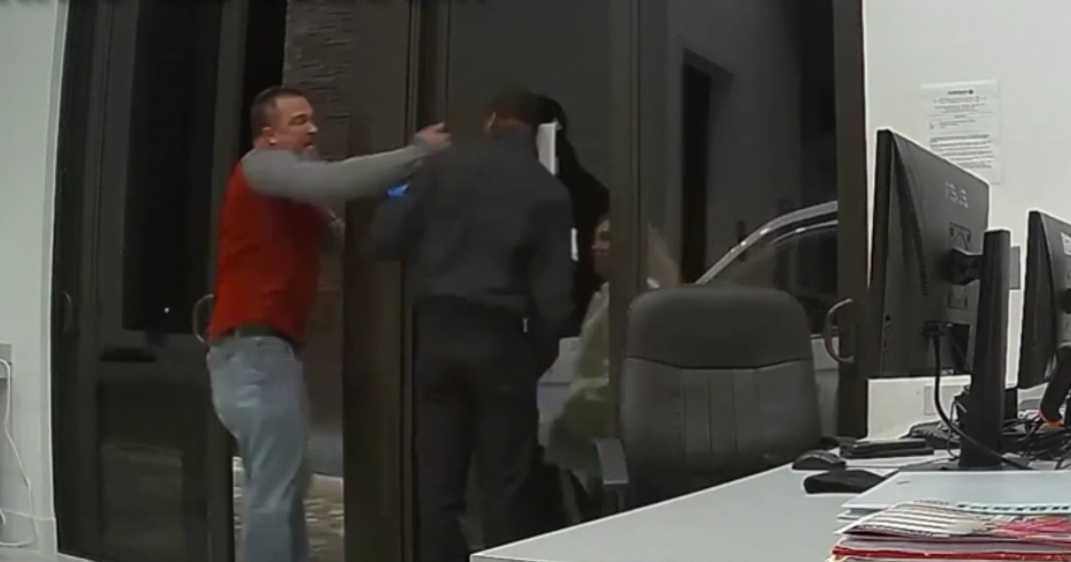 Hombre de Florida agrediendo a un guardia de seguridad © Univisión/Captura de pantalla