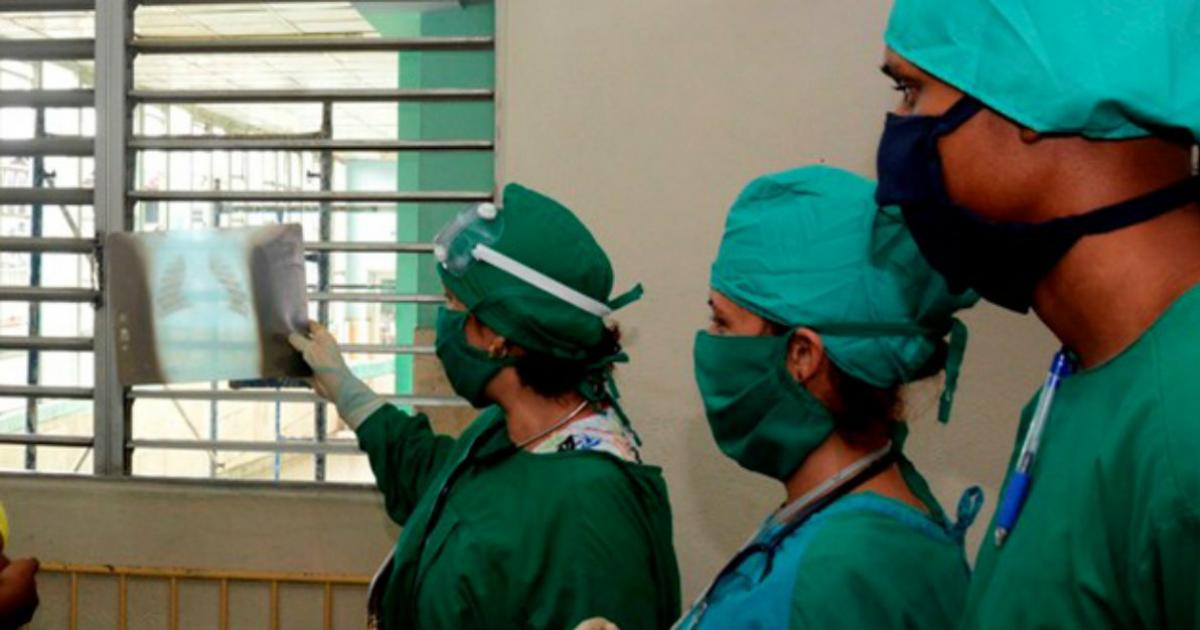 Médicos cubanos analizan una placa de Rayos X de un niño (referencia) © ACN/Modesto Gutiérrez