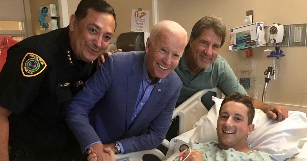 Joe Biden, presidente 46 de Estados Unidos visita a un oficial de Houston baleado durante su campaña. © Twitter / Chief Art Acevedo