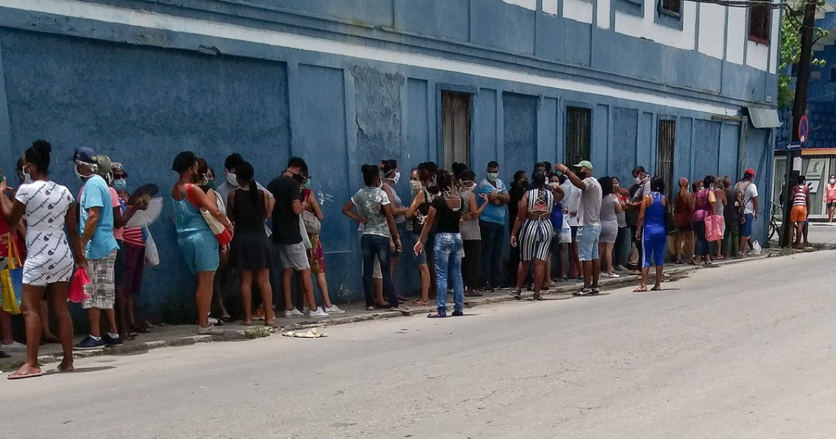 Cola para comprar comida en La Habana © CiberCuba 