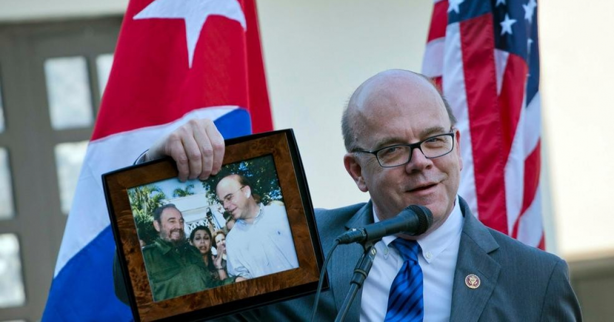 McGovern muestra foto junto a Fidel Castro, en una visita a Cuba en 2019 © Archivo Reuters