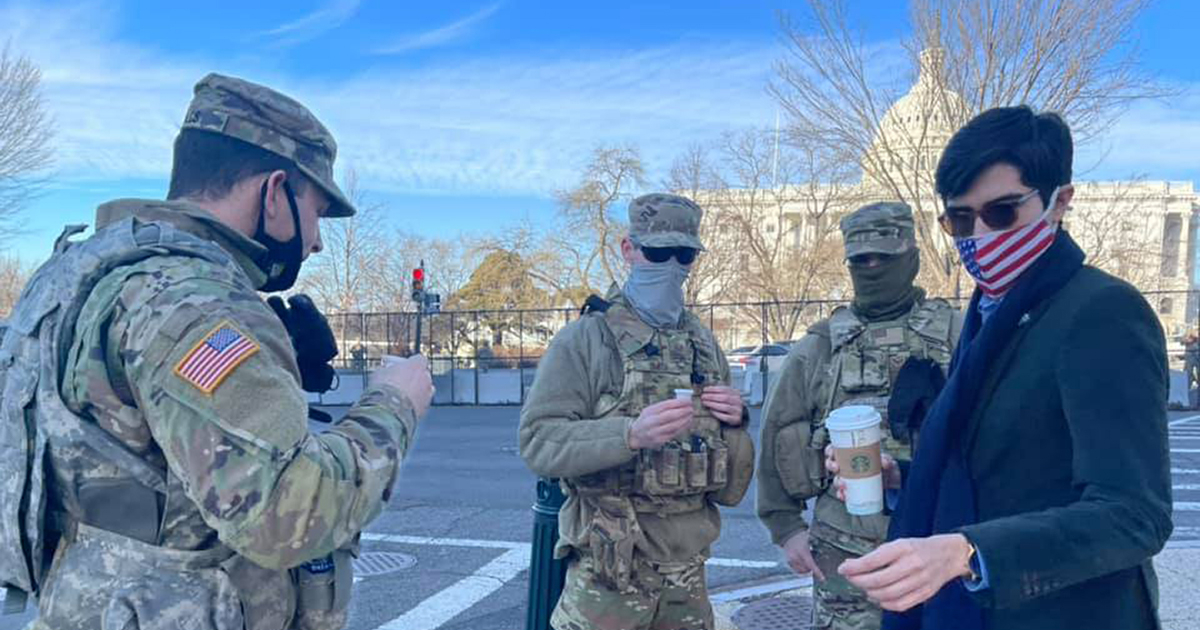 Soldados en Washington enfrentan el frío con café cubano © Facebook / María Elvira Salazar