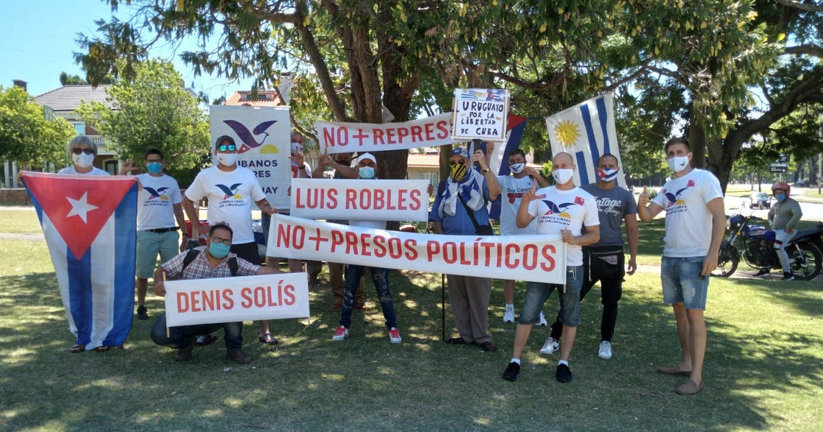 Manifestantes cubanos en Montevideo © Facebook / Lidier Hernández