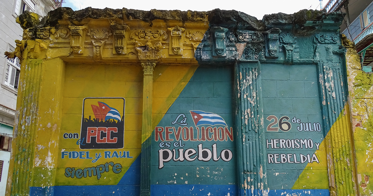 Consignas del castrismo en fachada destruida © CiberCuba