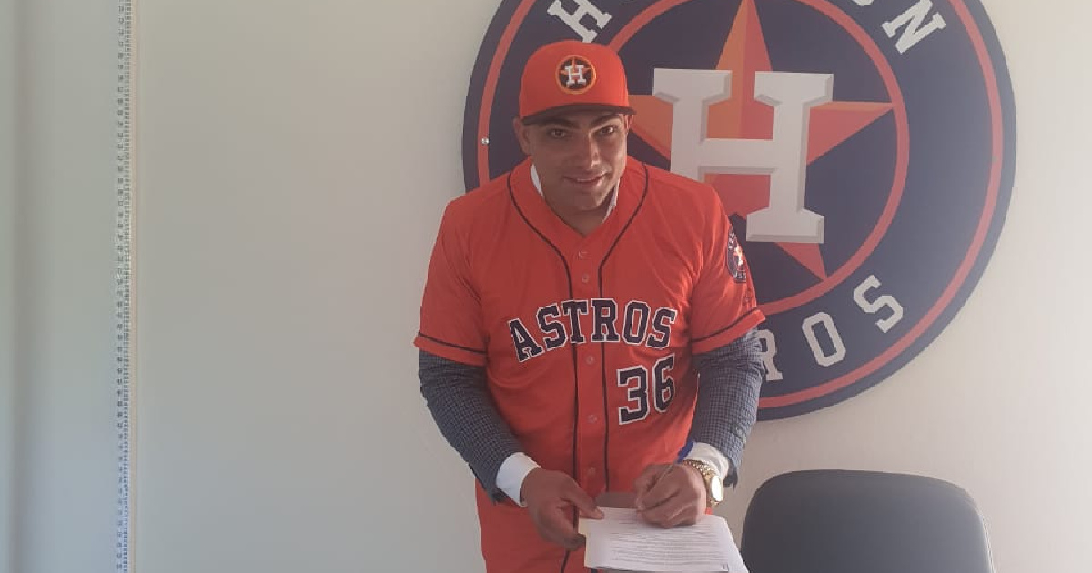 Slugger cubano Norel González firma con los Astros de Houston