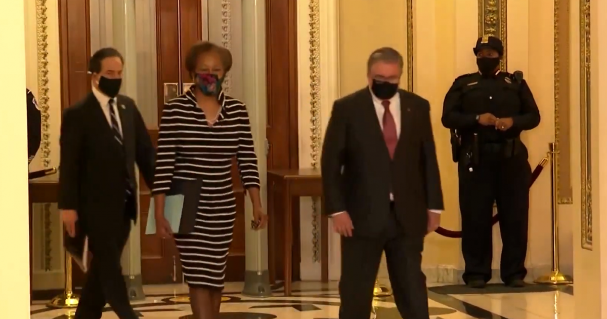 Momento en que el documento recorre los pasillos del Capitolio © Screenshot CBS